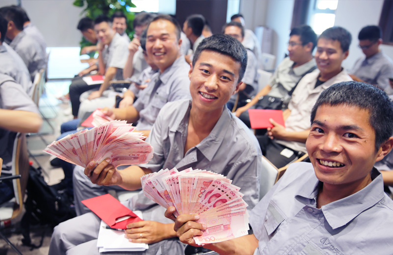 2019年8月9日，中天北京集团直补发放，员工们难掩幸福之情。