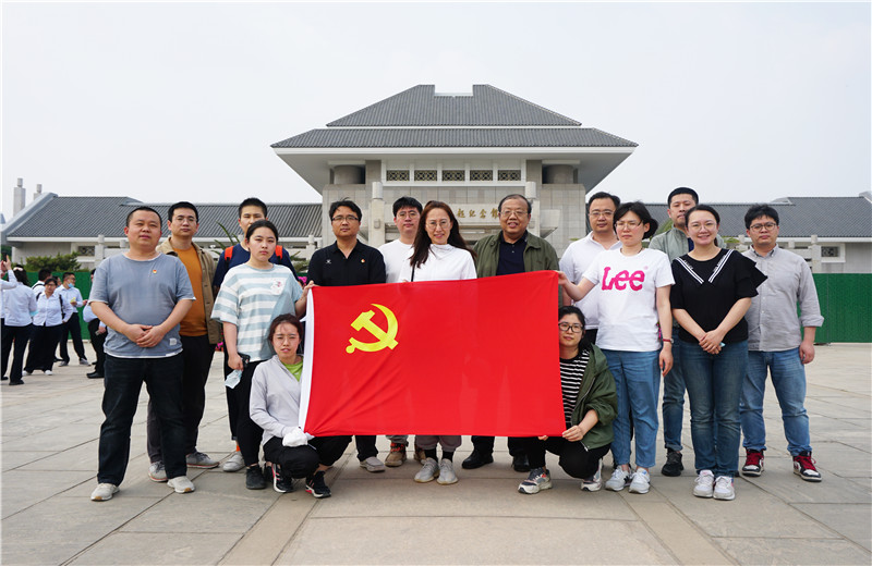 2021年5月20日下午，天怡设计开展“迎接建党百年华诞”主题活动，组织企业党员参观周恩来邓颖超纪念馆。