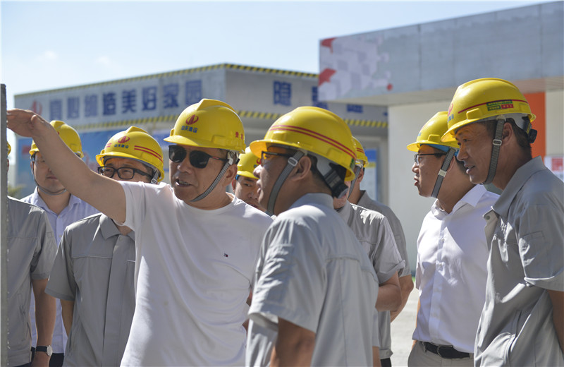 2021年8月31日，控股集团董事长楼永良率队前往中天三建承建的住建部智能建造试点项目-上海嘉定新城菊园社区项目了解SPCS体系。