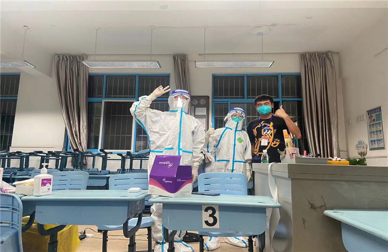 2021年7月29日,中天三建南京融创G86项目部积极响应政府号召，第一时间组织志愿服务团队奔赴月苑路第一小学监测点，承担起核酸检测流程引导、秩序维护、人员信息采集登记工作。