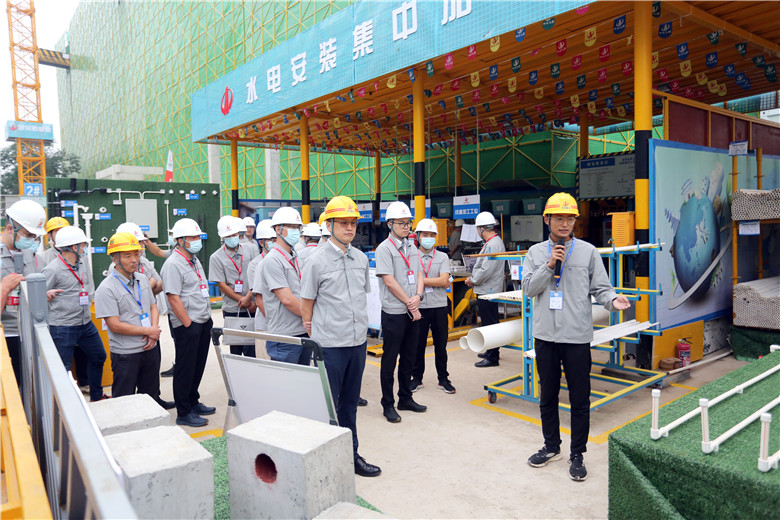 2021年9月29日，中天九建承办的以“深入实施质量提升行动 大力推进质量强国建设”为主题的郑州市2021年质量月工程质量提升推进现场会在建业梅苑项目召开。