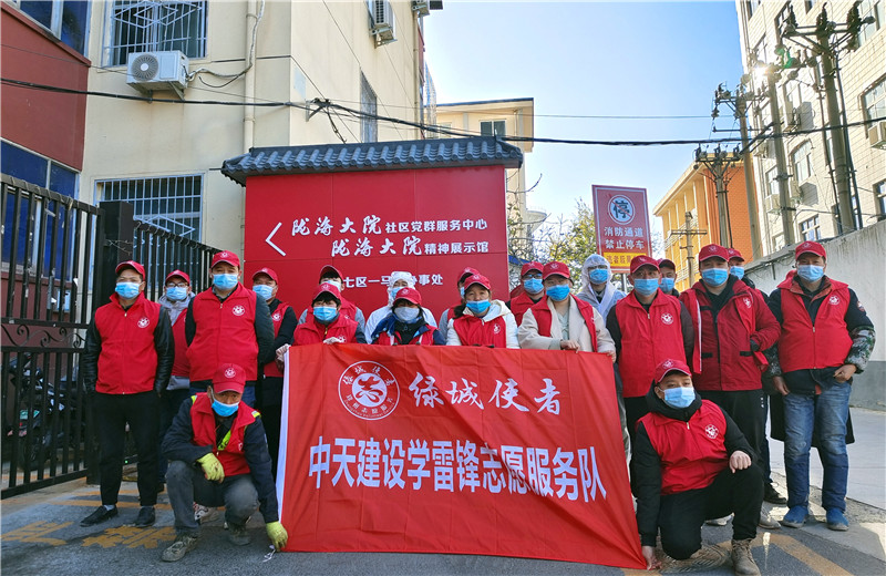 2021年12月1日，中天九建项目部的志愿者走进“感动中国”陇海大院社区，聆听邻里大爱的故事，开展“绿城使者—小红象·健康行”全城消杀志愿服务活动。