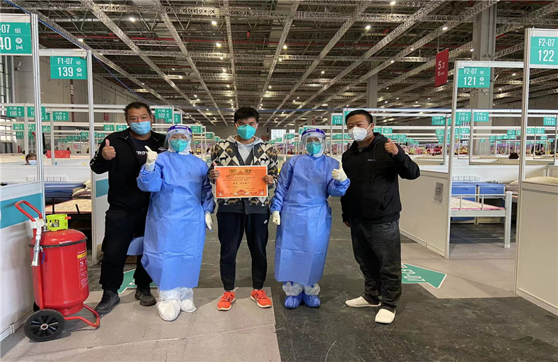 中天三建外高桥项目部生产经理程伟、生产经理王应群、栋号长刘江，因吃苦耐劳、任劳任怨，被“四叶草”方舱医院评为“最美志愿者”。