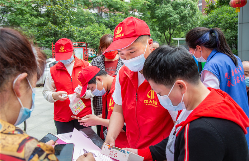 2022年4月，为支持武汉“三天两检”抗疫工作，中天六建万科黄金口项目部为所在辖区捐赠了20顶帐篷。同时组织起中天志愿者队伍，在采样现场为社区居民提供服务