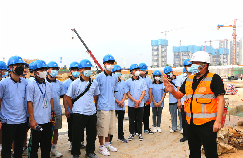 2022年5月6日，第二届“现代学徒制·中天班”第二期专题培训召开。为理论与现场结合，广西生态工程职业技术学院的30名学生走进中天八建柳州万科城怡璟项目。