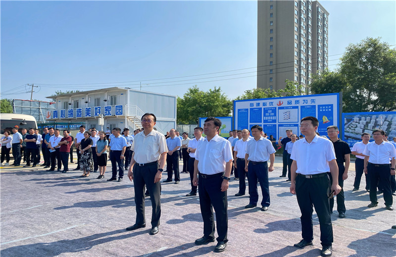 2022年7月24日，青岛市委常委、胶州市委书记张新竹一行莅临中天建设集团胶东分公司绿城凤起潮鸣A区项目工地，对项目现场进行实地观摩。