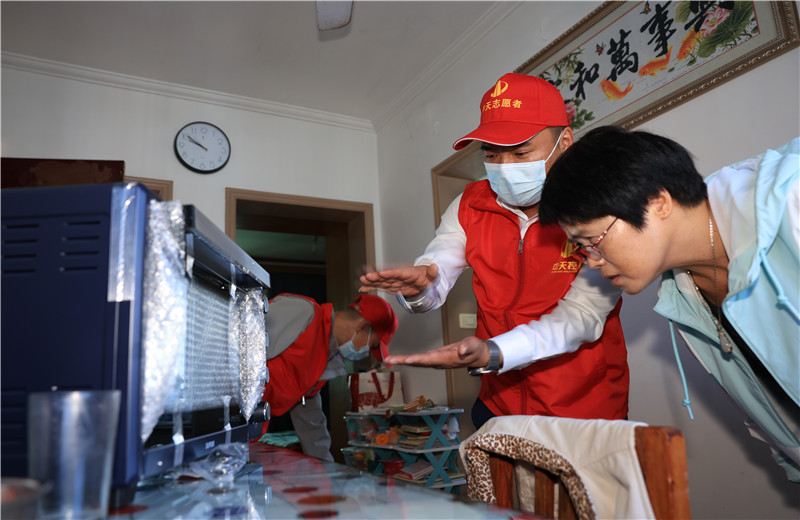 2022年11月1日，中天二建嘉兴分公司志愿者带上大米、食用油及他们的“微心愿”微波炉、电烤箱、空气炸锅、电磁炉等来到菱香坊、烟雨苑、江南新家园等小区慰问因工致残的困难居民。