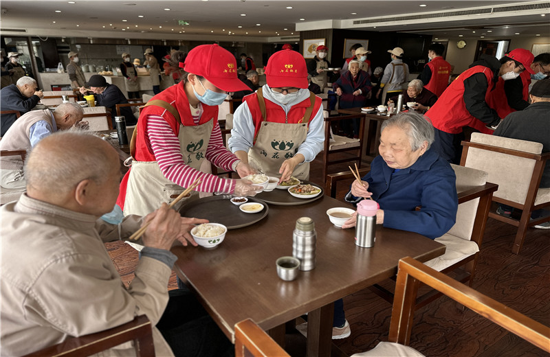 2023年4月12日，控股集团志愿者走进杭州市上城区雨花敬老院开展公益志愿服务。