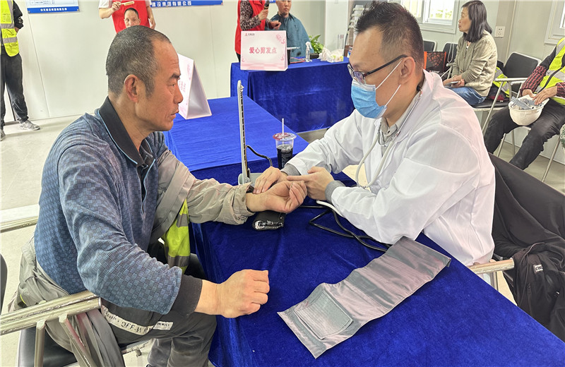 五一前夕，天津公司组织开展为项目一线职工提供爱心剪发、爱心义诊、爱心赠饮、爱心咨询、爱心加餐服务，给工友们送去了劳动节的问候。