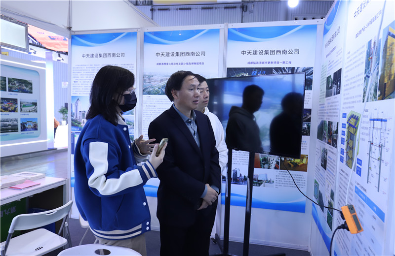 2023年11月16日至18日第三届川渝住房城乡建设博览会在成都召开，西南公司携集团SWP自主研发钢平台提升技术、钢结构栈道全过程关键建造技术参加会议。