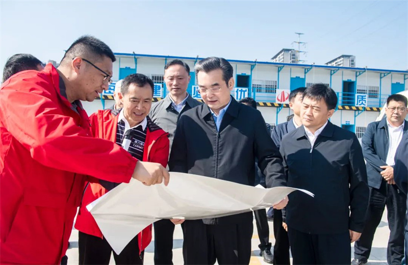 2024年10月30日，淮安市委书记史志军带队视察了中天江苏公司承建的“江苏康乃馨高端织造和智能装备制造一期项目”项目建设情况。